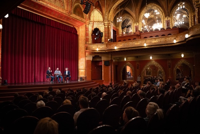 Premier előtti közönségtalálkozós vetítések